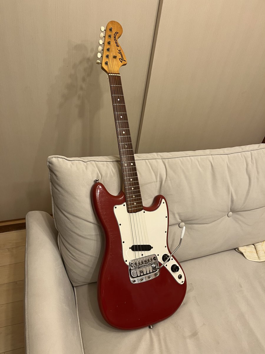 tTFeV7Kb3b81768's tweet image. #お前らのギターを自慢していく大会
フェンダーのブロンコです。
特徴的な音ですが、見た目も含めほんとうに気に入ってしまい最近はもっぱらメインギターになってしまいました。
時間を忘れて弾いてしまいます😇