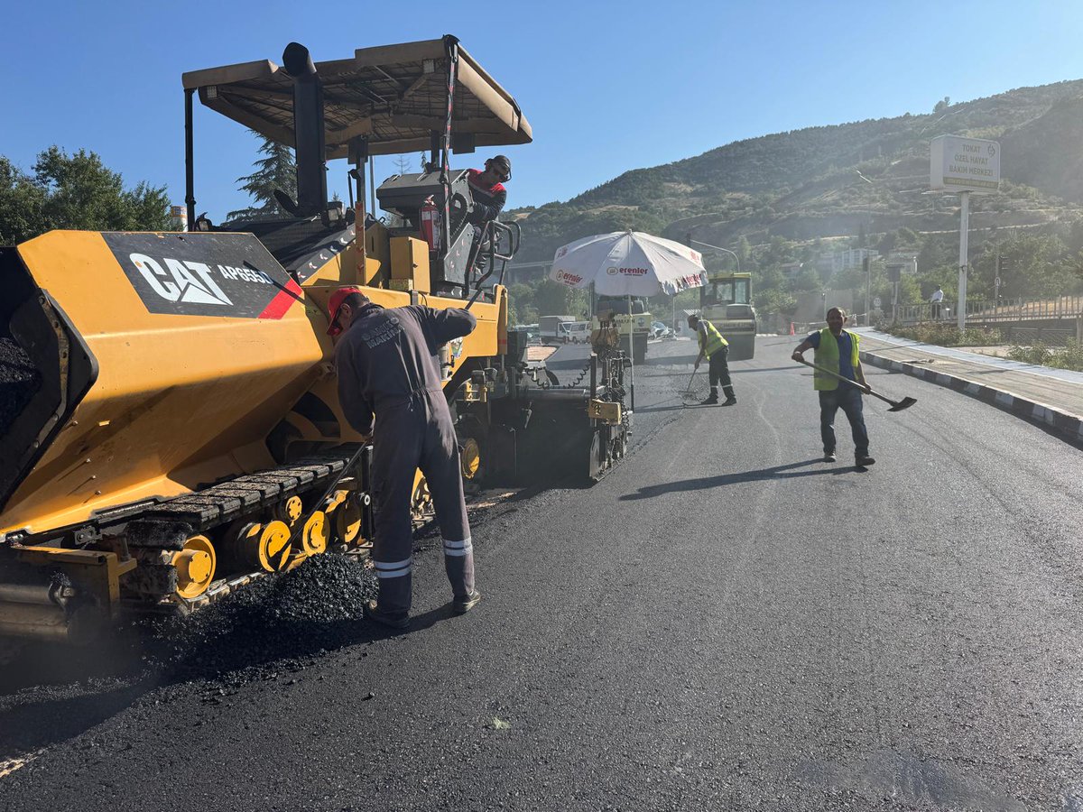mkyazicioglutr's tweet image. 📍Kemer Mahallesi'ni Sivas Caddesi'ne bağlayan Behzat Bulvarı'nda yol genişletme, kaldırım ve asfalt çalışmalarımız tamamlandı.✅
#ÜretkenBelediyecilik anlayışımızla yaz boyunca asfalt ve kaldırım çalışmalarımıza hız kesmeden devam edeceğiz.
Bölgemize hayırlı olsun.