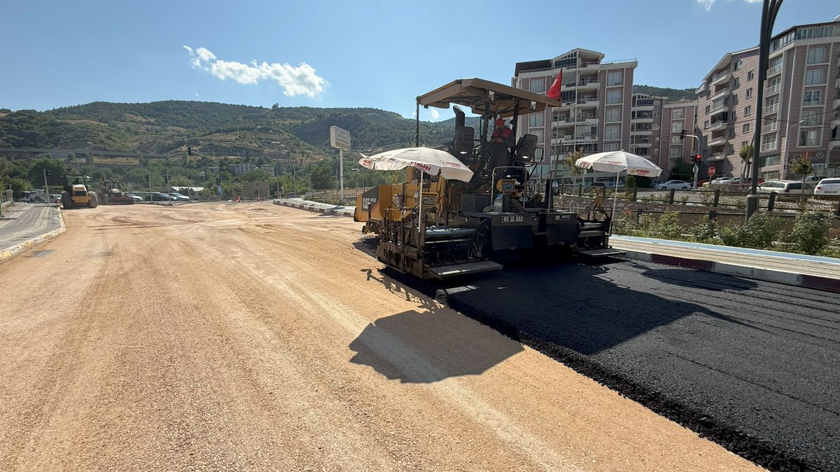 mkyazicioglutr's tweet image. 📍Kemer Mahallesi'ni Sivas Caddesi'ne bağlayan Behzat Bulvarı'nda yol genişletme, kaldırım ve asfalt çalışmalarımız tamamlandı.✅
#ÜretkenBelediyecilik anlayışımızla yaz boyunca asfalt ve kaldırım çalışmalarımıza hız kesmeden devam edeceğiz.
Bölgemize hayırlı olsun.