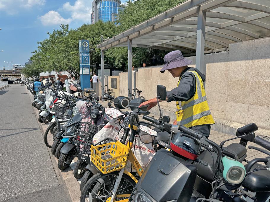 touch_beijing's tweet image. To facilitate the "#cycling + subway" #travel model, by the end of June, #Beijing has added over 87,900 square meters of non-motorized #vehicle parking spaces around 50 key subway stations, which can accommodate about 30,000 non-motorized #vehicles.