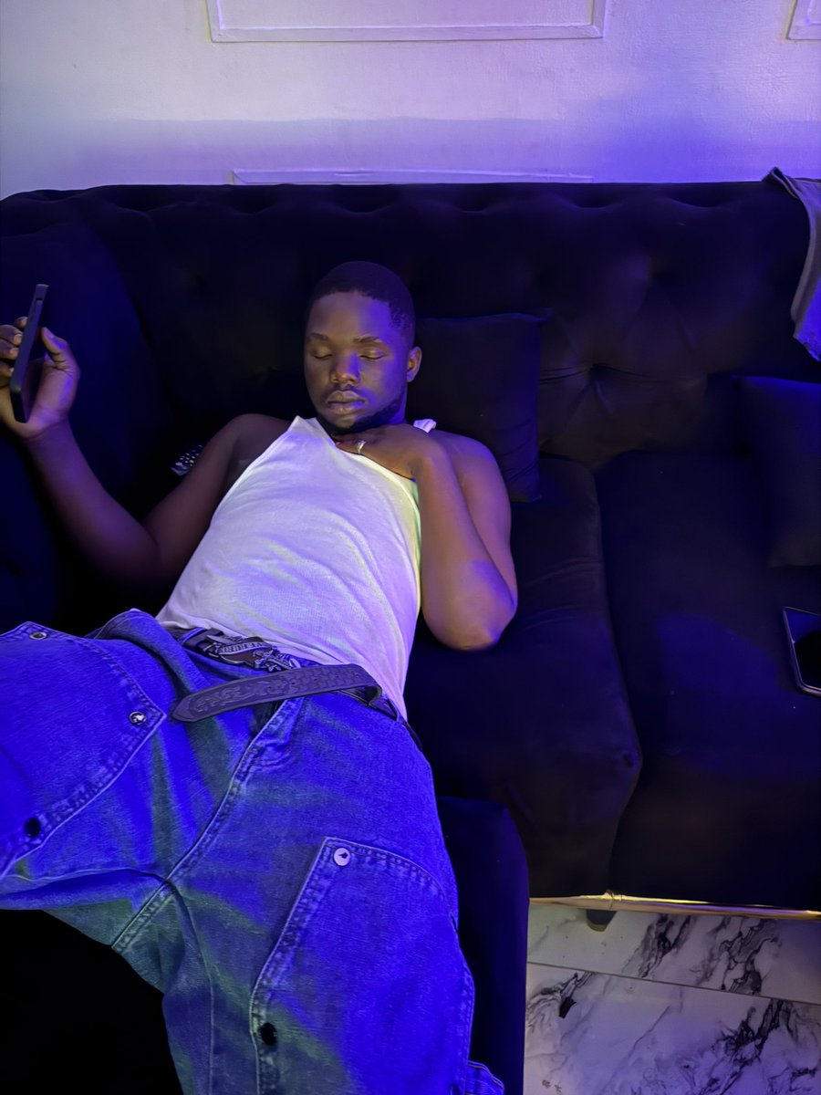 diivini_creates's tweet image. Why is he not texting back, he must be with another woman😡
Me: