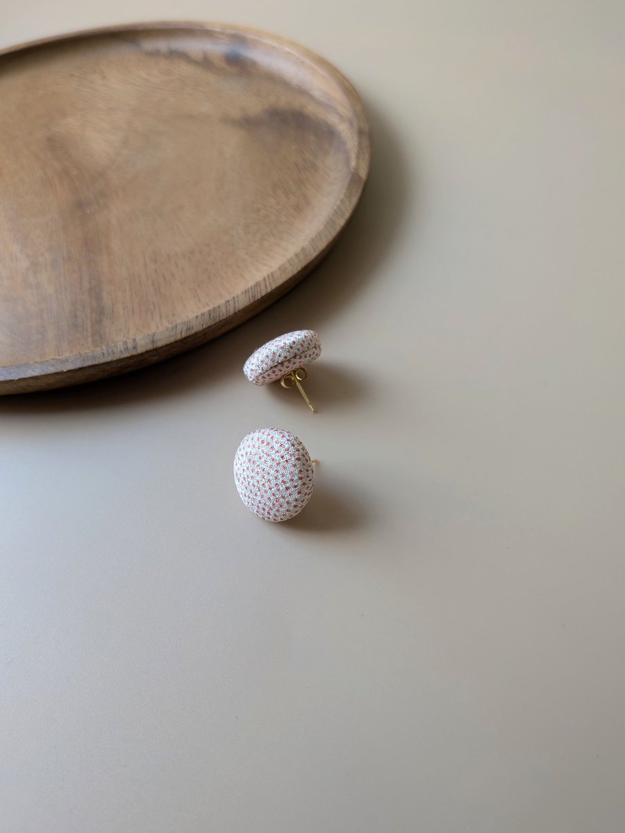 highpearshop1's tweet photo. 着物生地シリーズ°・*:.。.☆
ピンクドットが可愛い、光沢感のある着物生地で作ったピアス。大切な日や大切な人への贈り物にも。
#着物 #アクセサリー #大人のおしゃれ #和モダン #日常に彩りを #ハンドメイドピアス #特別な日のために #サージカルステンレス https://t.co/zXNceLmtgx