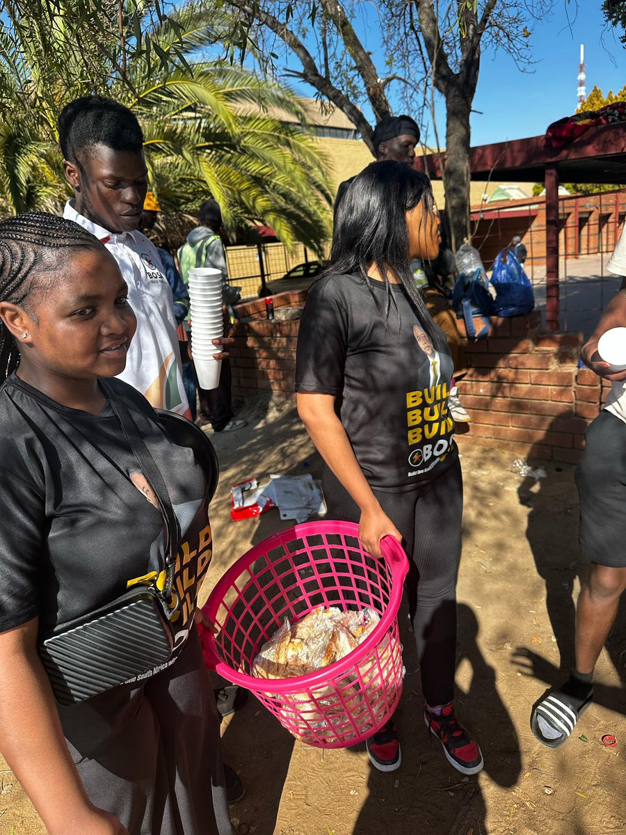 BuildOneSA's tweet image. BOSA distributing sandwiches at Mega City Complex in Mahikeng
#BuildOneSA