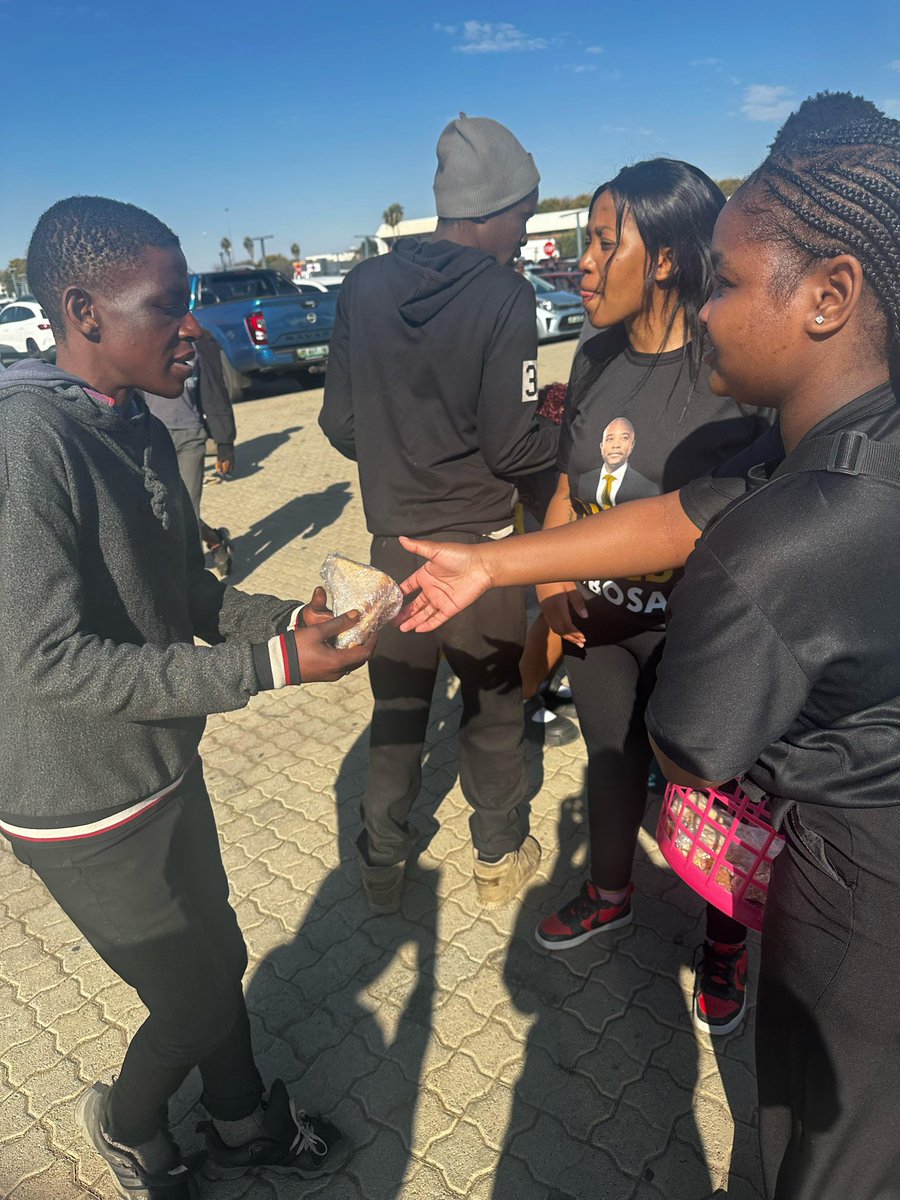 BuildOneSA's tweet image. BOSA distributing sandwiches at Mega City Complex in Mahikeng
#BuildOneSA