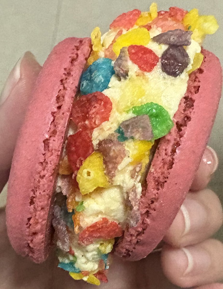 Poru_ARP's tweet image. วันนี้กินไข่ปลาแซลมอนเยอะเกินจนเริ่มแอบกลัวแซลมอนสูญพันธุ์ แต่น่าจะเป็นเงินในกระเป๋ามากกว่าอะนะ แงงงง
แล้วก็ลองซื้อมาการองมาลอง ผมหิวเลยกินเลยไม่ได้แช่ตู้เย็นก่อนกิน น้องก็เลยปริๆหน่อย แต่อร่อยกว่าที่คิดมากกก😭✨
ของกินนี่ฮีลใจเราได้จริงๆ
#ปาฏิหาริย์ของวายร้าย