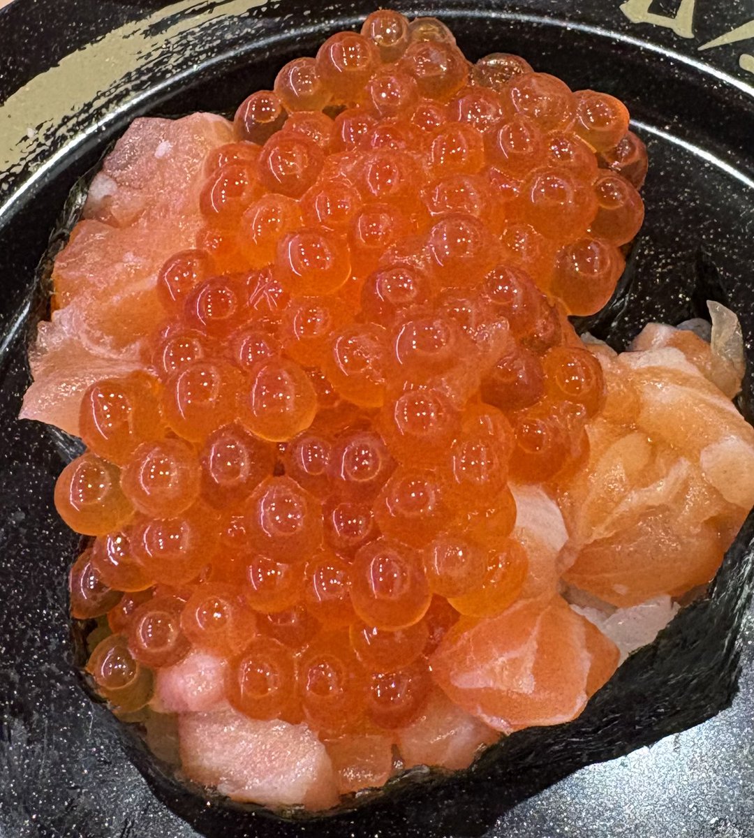 Poru_ARP's tweet image. วันนี้กินไข่ปลาแซลมอนเยอะเกินจนเริ่มแอบกลัวแซลมอนสูญพันธุ์ แต่น่าจะเป็นเงินในกระเป๋ามากกว่าอะนะ แงงงง
แล้วก็ลองซื้อมาการองมาลอง ผมหิวเลยกินเลยไม่ได้แช่ตู้เย็นก่อนกิน น้องก็เลยปริๆหน่อย แต่อร่อยกว่าที่คิดมากกก😭✨
ของกินนี่ฮีลใจเราได้จริงๆ
#ปาฏิหาริย์ของวายร้าย