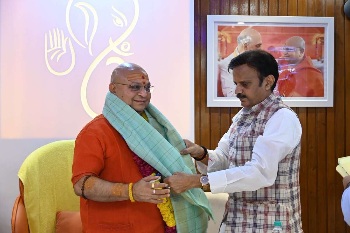 श्रीहरि धाम आश्रम, नई दिल्ली पर मध्य प्रदेश के यशस्वी उप मुख्यमंत्री श्री <a href="/rshuklabjp/">Rajendra Shukla</a> जी ने प.पू. गुरुदेव श्री श्री १००८ अनंत विभूषित आचार्य महामंडलेश्वर, आनंद अखाड़ा स्वामी <a href="/swamibalkanand/">Swami Balkanand Giri Ji Maharaj</a> जी महाराज से आशीर्वाद लिया तथा आश्रम का भ्रमण किया।
ॐ