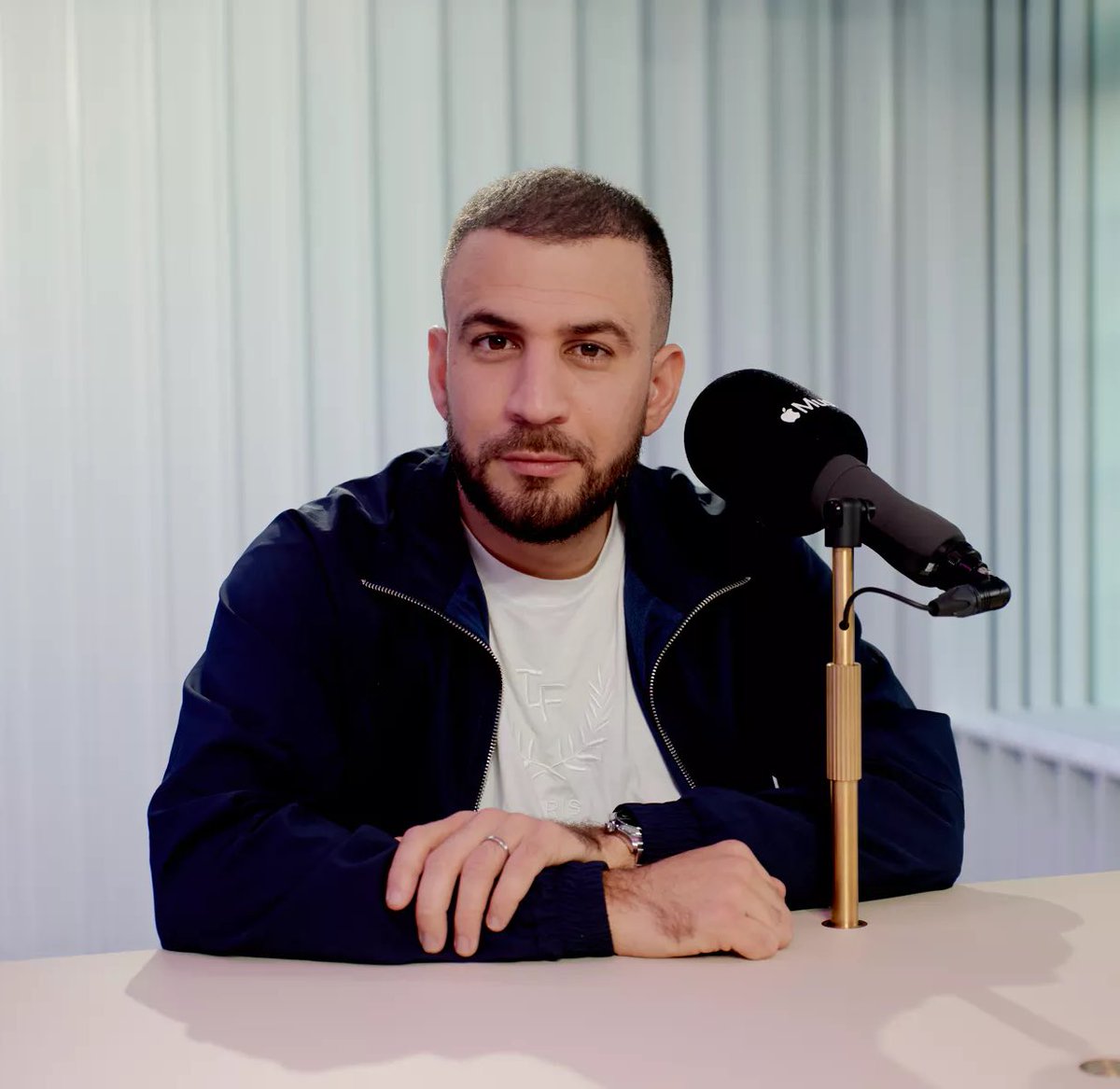 raplume's tweet image. 5 ans après son lancement, Mehdi Maïzi annonce officiellement la fin de l’émission Le Code sur Apple Music.
