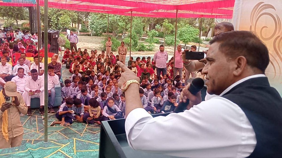 sudeshKataria23's tweet photo. युवा पीढ़ी ही राष्ट्र का भविष्य है,
उन्हें सही दिशा देना ही हमारा कर्तव्य है।

आज गांव गंगा (जिला सिरसा) के राजकीय वरिष्ठ माध्यमिक विद्यालय में आयोजित प्रतिभा सम्मान समारोह में शामिल होकर बच्चों का उत्साहवर्धन किया। https://t.co/6ll4Sd0zfa