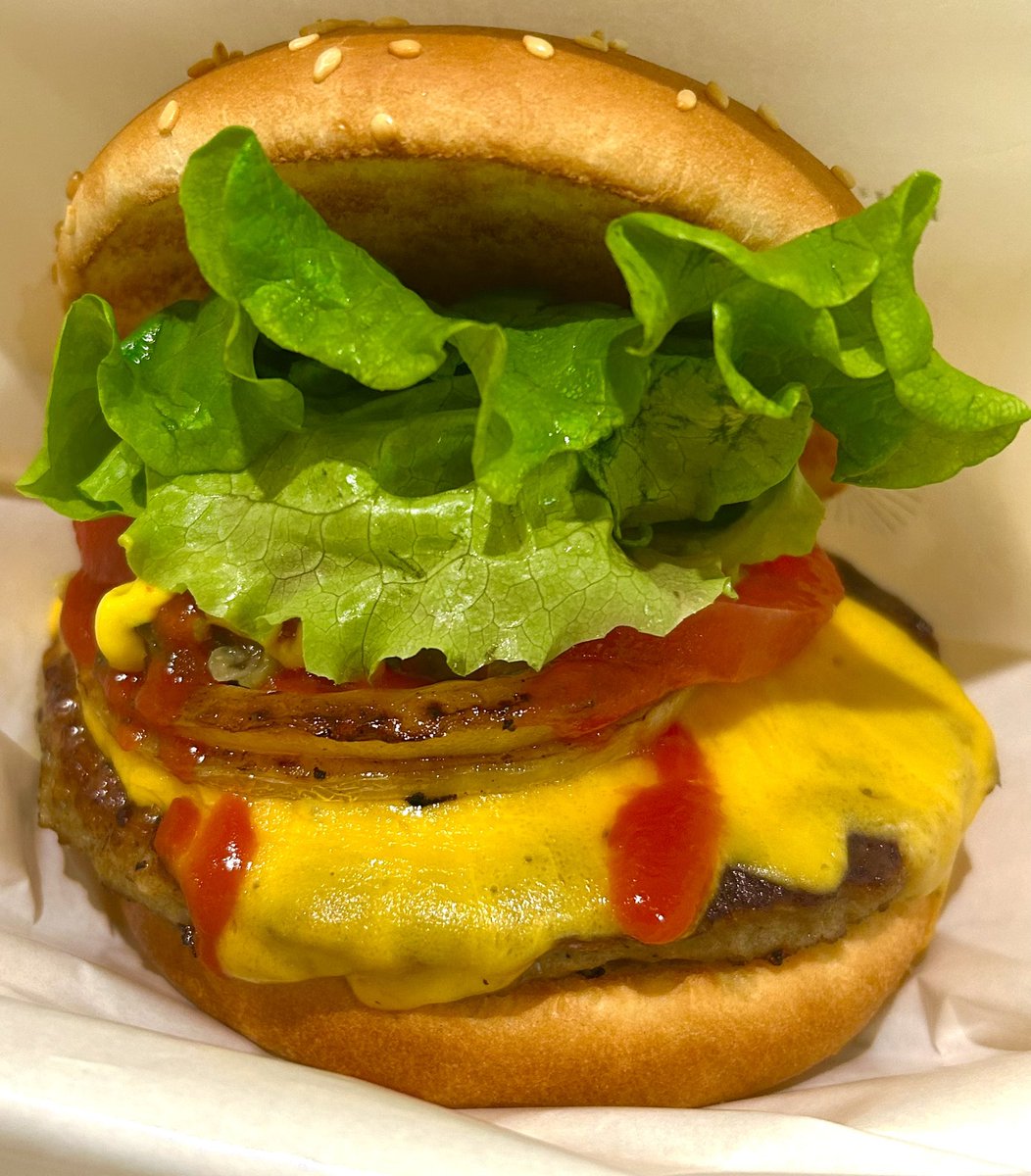 SHINGO3939's tweet image. 某バーガー••••••••
やっぱり直火焼きの方がいい〜‼️
そんなで今日も お疲れ様です〜😄😄
