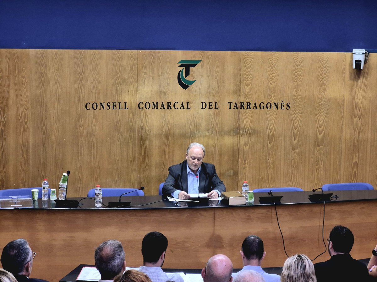 Delegació del Govern de Catalunya a Tarragona (@govtarragona) on Twitter photo 📸La delegada del Govern, <a href="/LuciaLopezCerdn/">Lucía López Cerdán</a>, va assistir ahir la sessió plenària del Consell Comarcal del Tarragonès.
🤝Es va produir un relleu a la presidència, i el fins ara president Salvador Ferré va traspassar la responsabilitat al nou president Joan Martí Pla. 📸La delegada del Govern, <a href="/LuciaLopezCerdn/">Lucía López Cerdán</a>, va assistir ahir la sessió plenària del Consell Comarcal del Tarragonès.
🤝Es va produir un relleu a la presidència, i el fins ara president Salvador Ferré va traspassar la responsabilitat al nou president Joan Martí Pla.