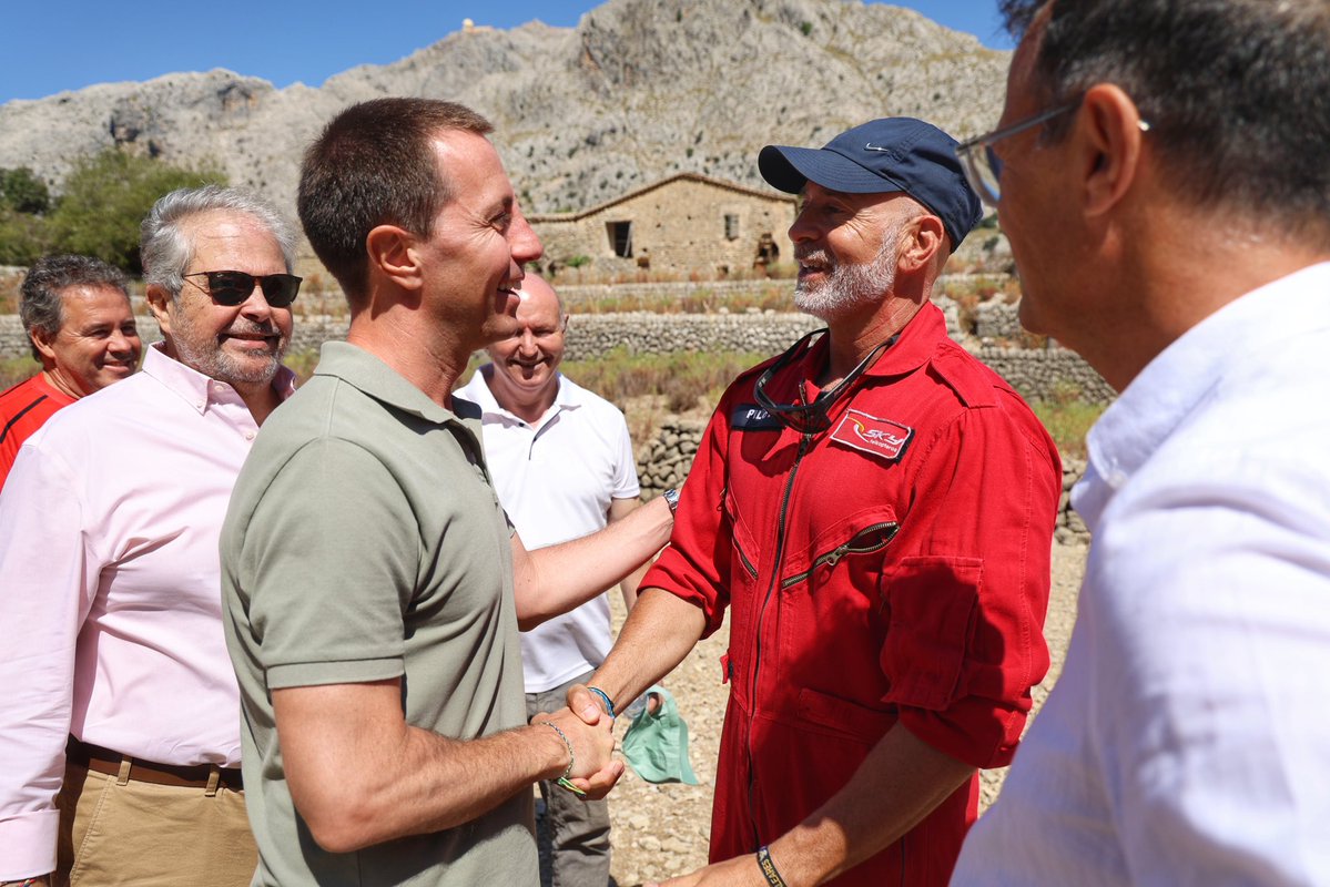 Ll_Galmes's tweet image. Avui hem pogut veure en acció Sa Milana, el nou helicòpter dels @BombersdeMca, en un simulacre de rescat a la Serra de Tramuntana.
Amb aquest recurs estratègic -operatiu 365 dies l’any per a rescats, emergències i incendis- reforçam com mai la capacitat d’actuació, arribant a…