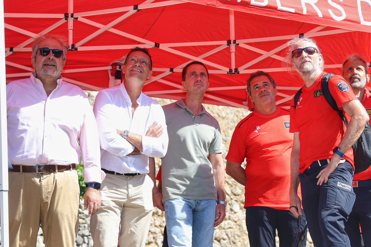 Ll_Galmes's tweet image. Avui hem pogut veure en acció Sa Milana, el nou helicòpter dels @BombersdeMca, en un simulacre de rescat a la Serra de Tramuntana.
Amb aquest recurs estratègic -operatiu 365 dies l’any per a rescats, emergències i incendis- reforçam com mai la capacitat d’actuació, arribant a…