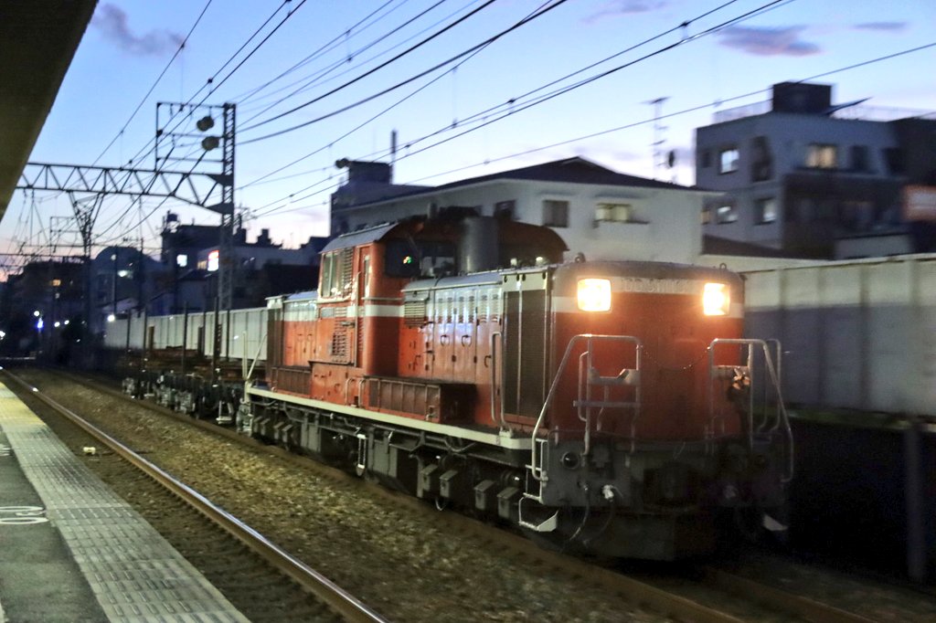 工9398レ？
西明石工臨返空
DD51 1193牽引の空チキ2両は7月22日(火)19時36分ごろ、薄明残る甲南山手駅を通過しました。