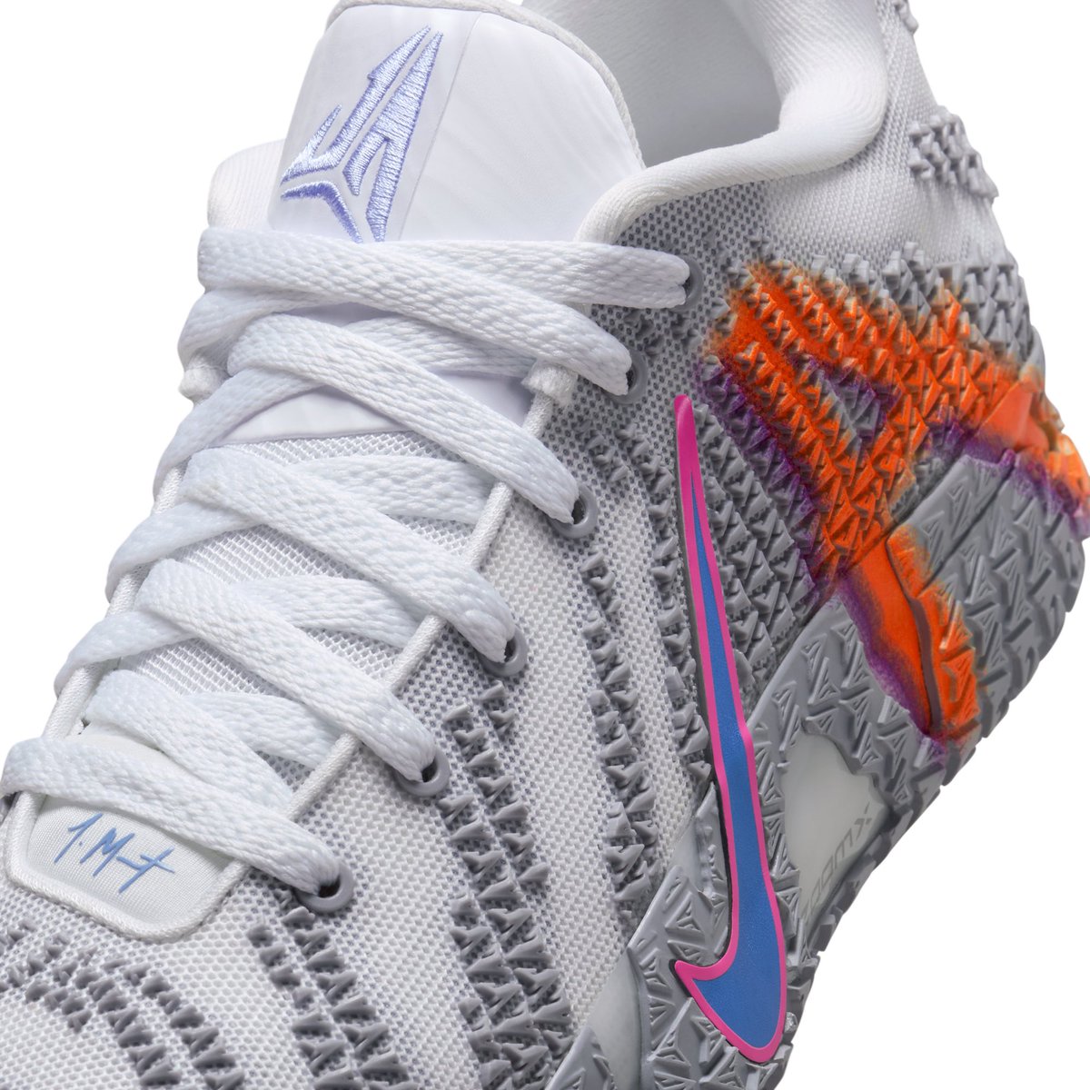 SoleRetriever's tweet image. OFFICIAL LOOK: Nike Ja 3 “Light Show” ✔️🅰️ @JaMorant
🗓️ August 5th
📝 HF2794-100
💵 $135