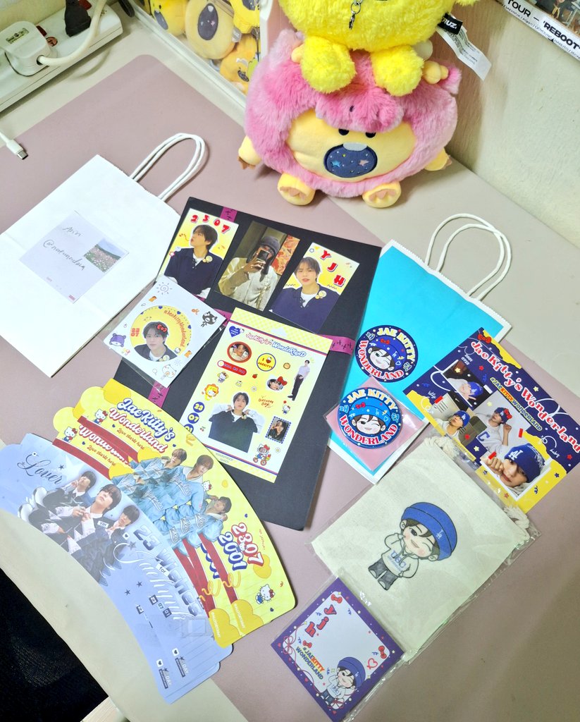 Dah sampai dah kita punya #JaeKittyWonderland kit🩵 ya Allah, cemana nak pakai semua ni, comel sangat ni. Cupsleeve tu bagi lebih nak suruh kita tayang kat office ke?😤🫶🏻 after all, thank u sm <a href="/ALLFORYJHMY/">ALL FOR JAEHYUK MY</a> and congrats for all ur workhard💙
#naeunadora_unboxing