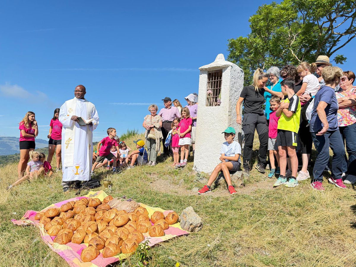 AjuntamentMollo's tweet image. Avui, diada de Santa Magdalena, s’ha fet la benedicció del terme del veïnat de Favars i repartiment de les ofrenes!
📷 C. Mir.