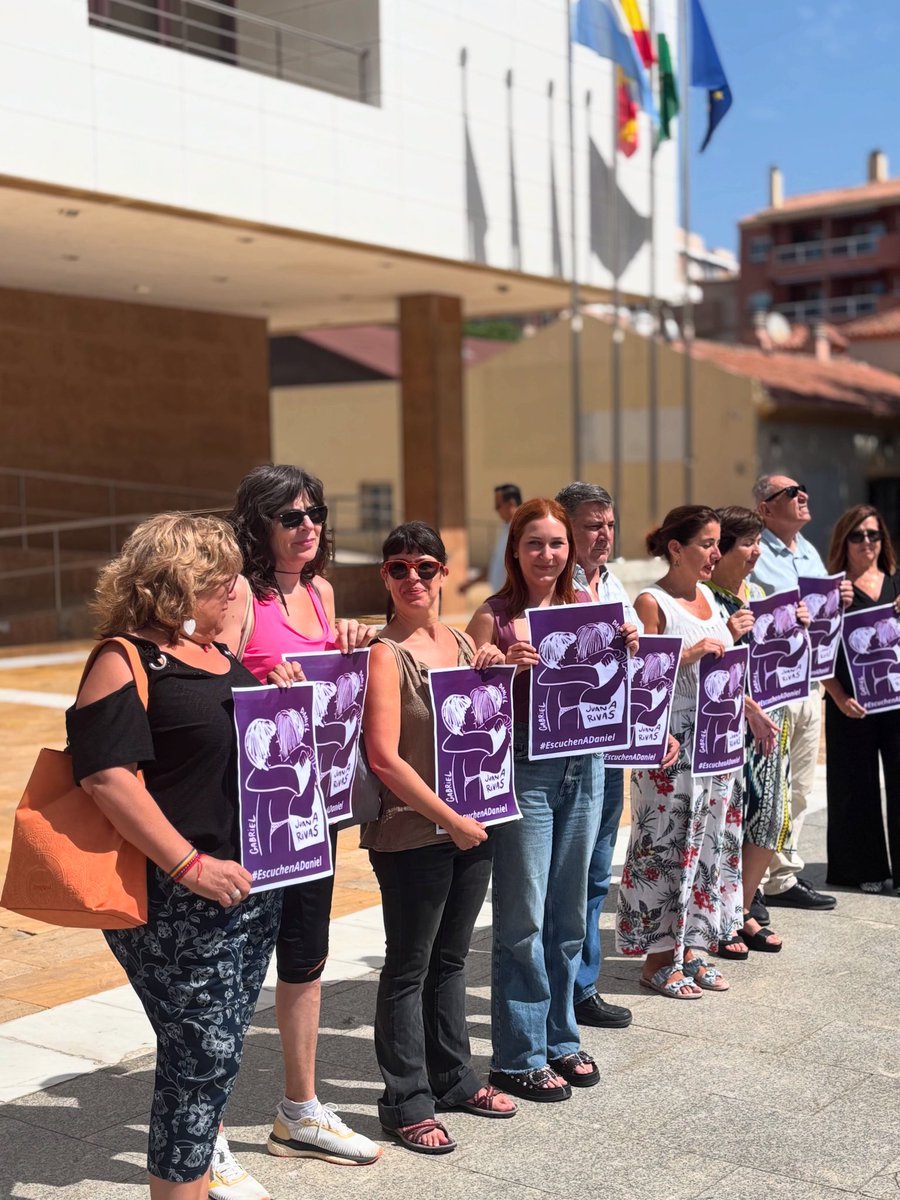 Nos concentramos bajo la reivindicación de #Danielsequeda #EscuchenaDaniel en el Ayuntamiento de Fuengirola.

BASTA YA DE JUSTICIA PATRIARCAL.