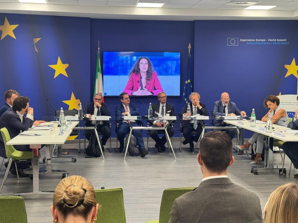 Europarl_IT's tweet image. “Regolamentazione digitale UE: verso un quadro più snello ed efficiente?”
📍#EuropaExperience
Un evento promosso da @ICompetitivita con @Europarl_IT e @europainitalia
🗣️ Intervento della VP PE @AntonellaSberna
