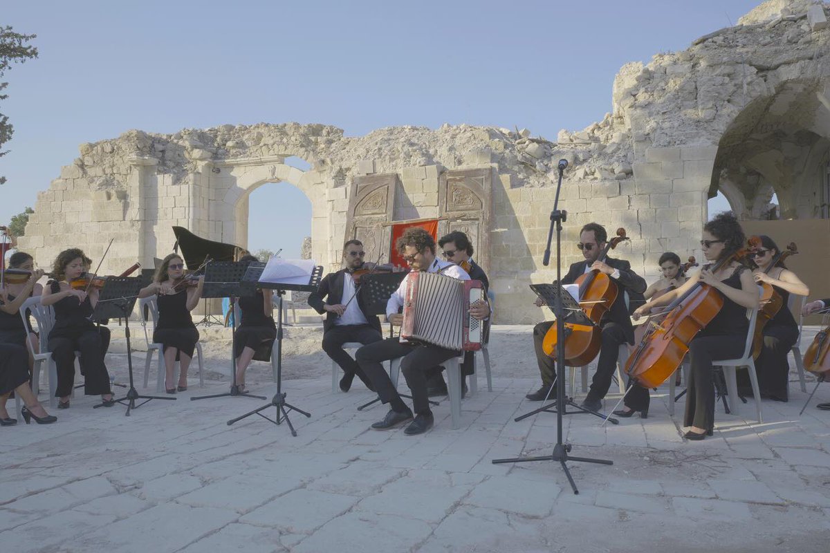 Hatay Akademi Senfoni Orkestrası; Dünya Anıtlar Fonu tarafından düzenlenen “Watch Day” etkinliği kapsamında, Antakya Rum Ortodoks Kilisesi’nin avlusunda özel bir konser verdi. #SahneHeryerde

#tiyatrolarcomtr #antakyarumortodokskilisesi #hatay #paribu #paribucom