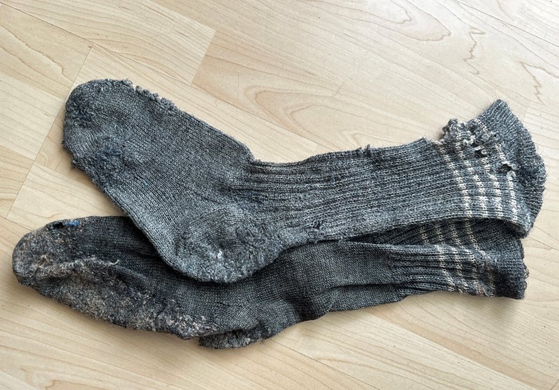 NaikeLeNormand's tweet image. Bei dem Wetter ist es echt von Vorteil, wenn man die Weltkriegssocken vom Opa noch hat. Aber werden sie zu Staub zerfallen, wenn ich sie anziehe? Oder meine Füße? 😳🤔