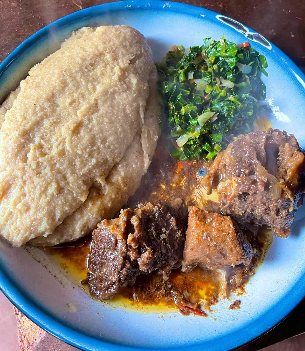 Vie_matongo's tweet image. Lunch, wheat sadza, steaming hot beef and covo. Covo, onions and tomatoes from the garden, wheat from Insukamini irrigation and beef was our Dhonza/nkabi Highcoart. Don’t mind the cracked plate, this is real village life 😁🤝@TeamFuloZim