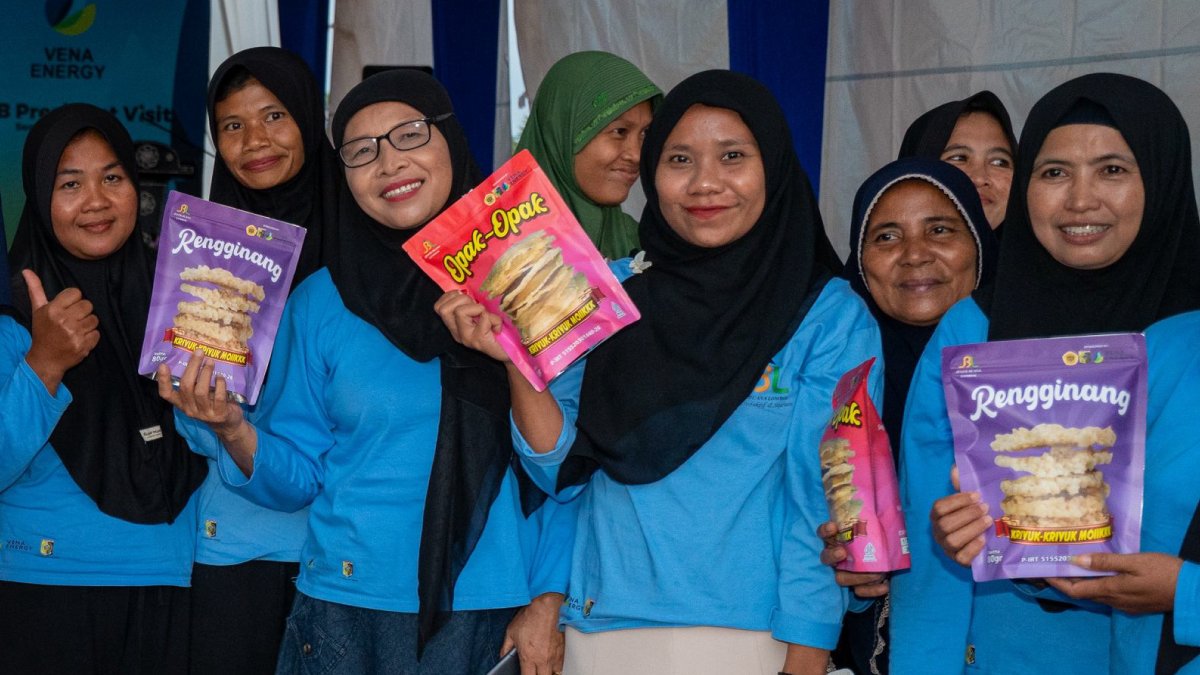 ADBPresident's tweet image. In Central Lombok, I saw how clean energy and community leadership are improving lives.
At the Sengkol Solar Farm, solar power is helping farmers and women entrepreneurs grow new businesses—from cassava chips to greenhouse produce sold to local hotels.
I also met Ibu Ratna,…