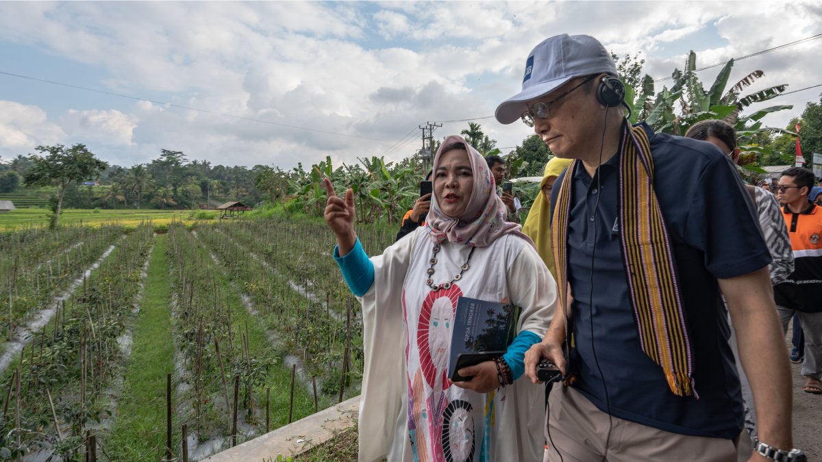 ADBPresident's tweet image. In Central Lombok, I saw how clean energy and community leadership are improving lives.
At the Sengkol Solar Farm, solar power is helping farmers and women entrepreneurs grow new businesses—from cassava chips to greenhouse produce sold to local hotels.
I also met Ibu Ratna,…