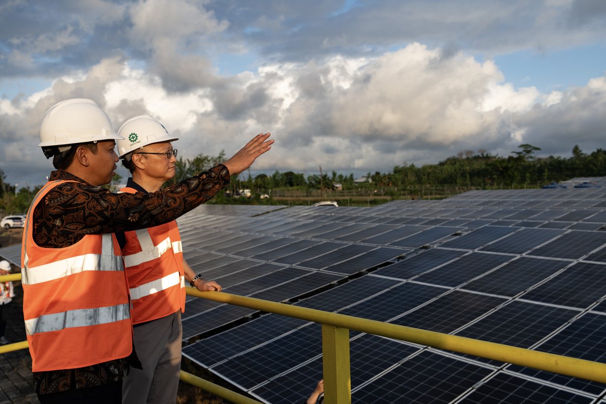 ADBPresident's tweet image. In Central Lombok, I saw how clean energy and community leadership are improving lives.
At the Sengkol Solar Farm, solar power is helping farmers and women entrepreneurs grow new businesses—from cassava chips to greenhouse produce sold to local hotels.
I also met Ibu Ratna,…