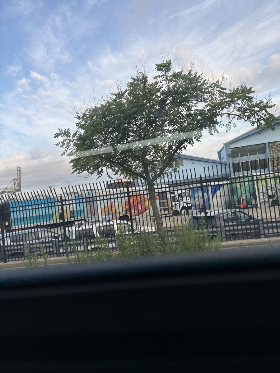 3neverknowsbest's tweet image. just realized I’m by the beer factory. I gotta get in here somehow