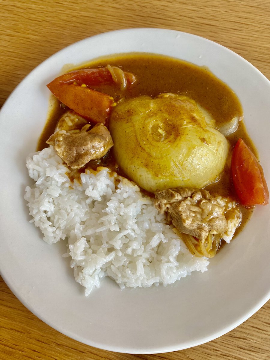 zennoh_food's tweet image. たまねぎはカレーの脇役?いえいえ、そんなことはありません😉たまねぎが丸ごとどーんと入ったたまねぎが主役のカレーもあるんです🧅バターを乗せて一度レンジで加熱するのがポイント✨今が旬の淡路島たまねぎを使ったらたまねぎの甘さを堪能出来ました🤤
レシピはこちら👇
housefoods.jp/recipe/rcp_000…