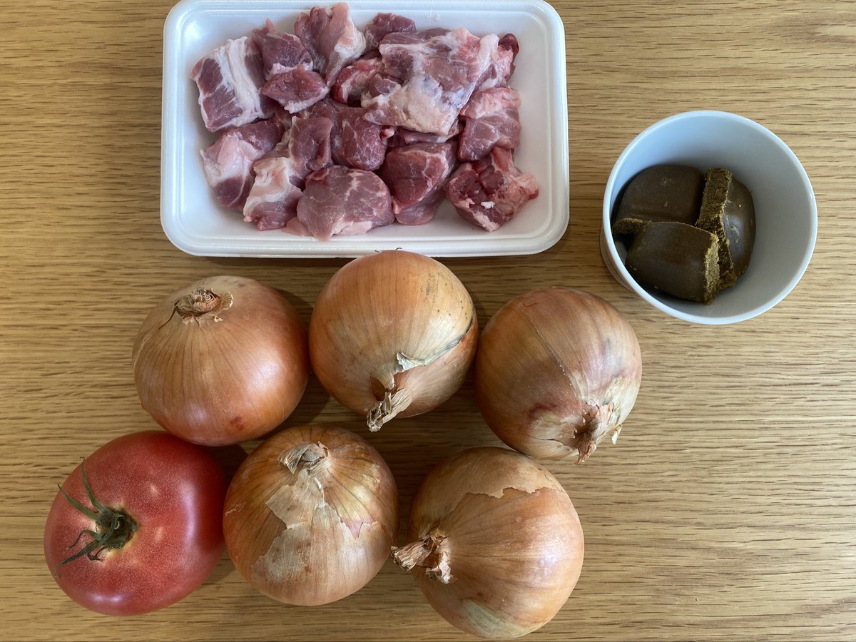 zennoh_food's tweet image. たまねぎはカレーの脇役?いえいえ、そんなことはありません😉たまねぎが丸ごとどーんと入ったたまねぎが主役のカレーもあるんです🧅バターを乗せて一度レンジで加熱するのがポイント✨今が旬の淡路島たまねぎを使ったらたまねぎの甘さを堪能出来ました🤤
レシピはこちら👇
housefoods.jp/recipe/rcp_000…