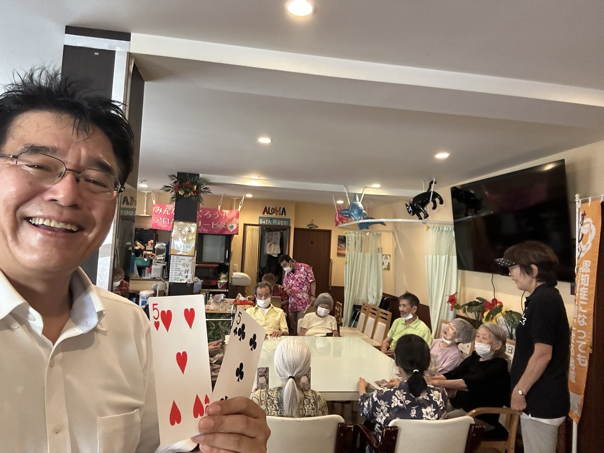 nakano_oosawa's tweet image. 【中野区】テニピンボランティアは楽しい😊。
トランプを使っての赤上げて、黒上げて。硬めの玉を使って廃材の良い音を立てながらのテニピン、そして柔らかい球でのチーム対決のテニピン。
最初は要領を得ないところもありますが、慣れるとバッチリです。
沢山の笑顔に囲まれて楽しい時間でした。