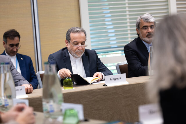 isna_farsi's tweet image. عراقچی درباره جایزه ۴۰ میلیون دلاری برای سر ترامپ: ممکن است برخی اشخاص یا گروههای تندرو، چه در داخل و چه در خارج از ایران، اظهارات افراطی مطرح کنند، اما این هرگز سیاست رسمی جمهوری اسلامی نبوده، نیست و نخواهد بود
نگفتهایم که باید اسرائیل را از روی نقشه محو کنیم