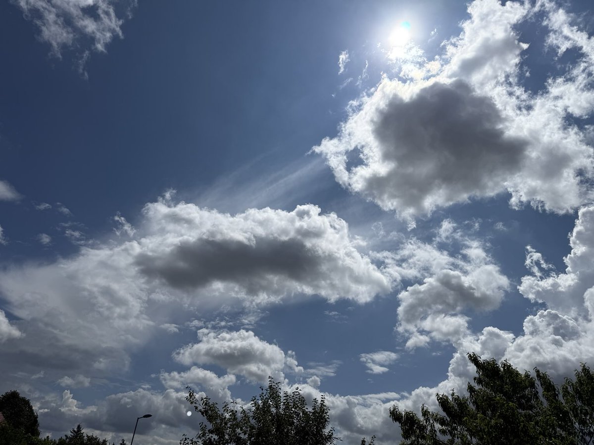 SchaafDietmar's tweet image. Twitters, wieder ein Sonnen-Wolkengruß aus Ermsleben. Was ist das für eine weiße Scheibe, links unten? Macht mal größer. Könnt ihr mir das erklären? Habt erstmal einen wunderschönen Nachmittag.👍👍👍😀😀😀