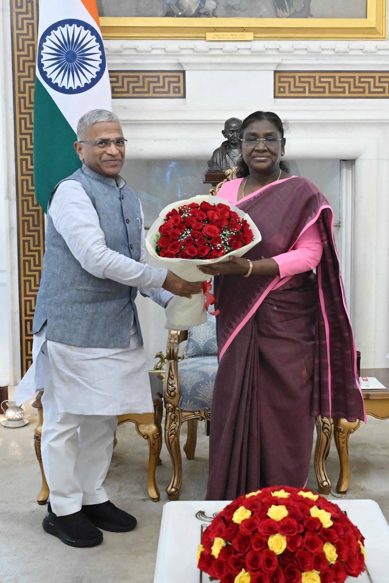 rashtrapatibhvn's tweet image. Shri Harivansh, Deputy Chairman, Rajya Sabha, called on President Droupadi Murmu at Rashtrapati Bhavan.