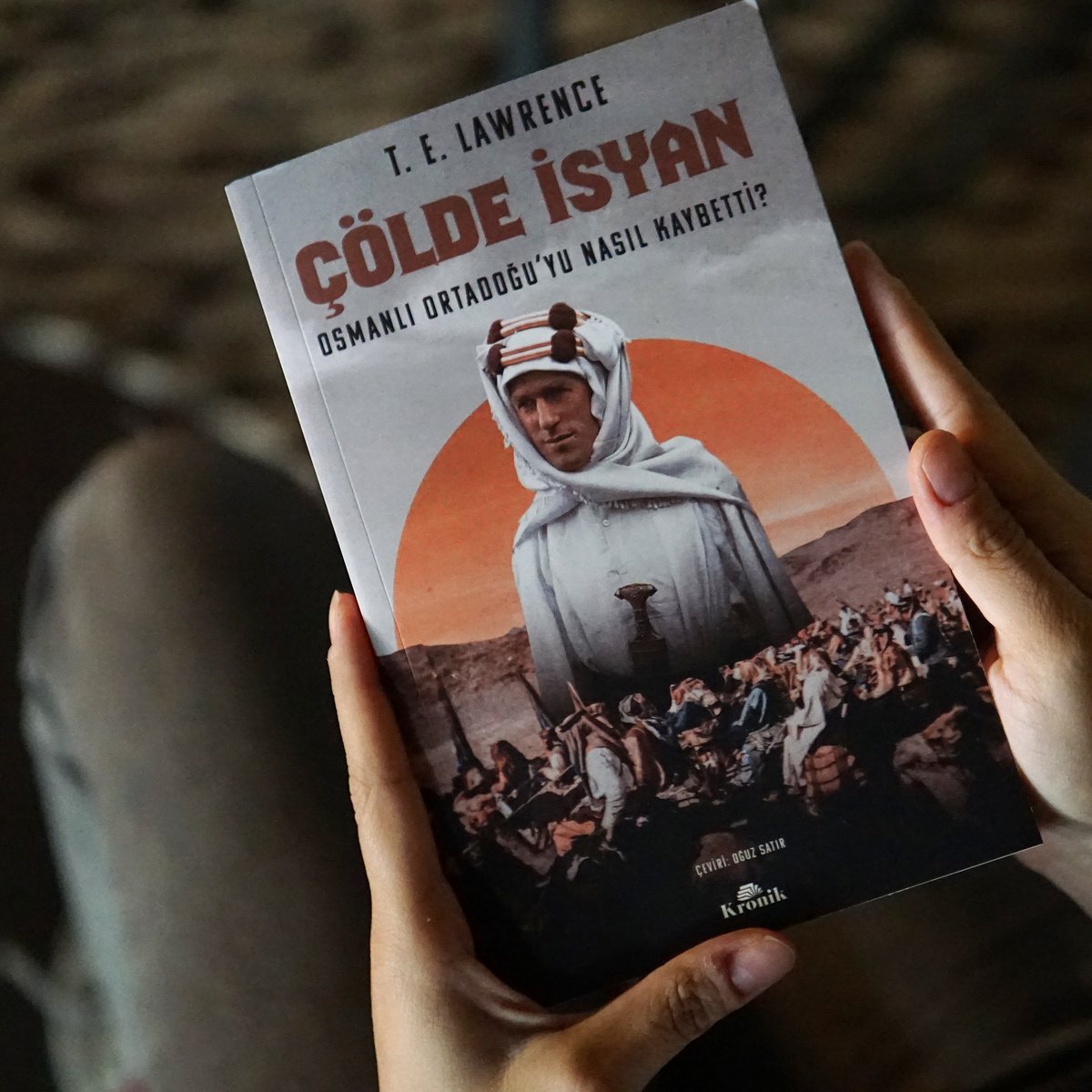 Arapların, 1916’daki isyanları tam bastırılmak üzereydi ki bölgeye bir İngiliz geldi… Arabistanlı Lawrence olarak da bilinen Thomas Edward Lawrence, Arapları bağımsızlığa götüren isyanı tüm çıplaklığıyla "Çölde İsyan"da anlatıyor... kronikkitap.com/kitap/colde-is…
