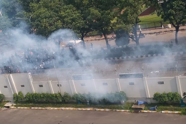 munwarenj's tweet image. A clash erupted between students and law enforcement personnel in front of the Secretariat as both sides engaged in back-and-forth chases. Sounds of sound grenades being detonated were heard, and tear gas shells were also fired. The incident occurred around 4:10 PM on Tuesday.…