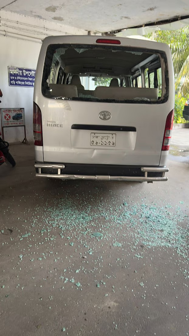 munwarenj's tweet image. A clash erupted between students and law enforcement personnel in front of the Secretariat as both sides engaged in back-and-forth chases. Sounds of sound grenades being detonated were heard, and tear gas shells were also fired. The incident occurred around 4:10 PM on Tuesday.…