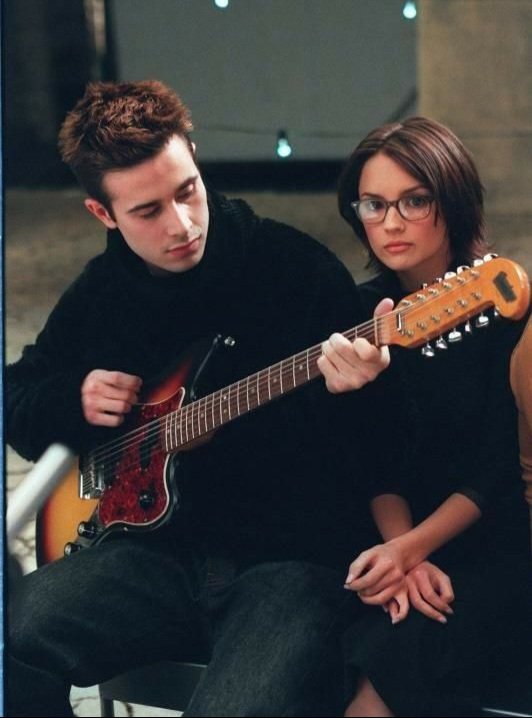 TV_Fanatic_Girl's tweet image. Freddie Prinze Jr. jammin out next to She's All That costar Rachael Leigh Cook ๐ธ๐ธ