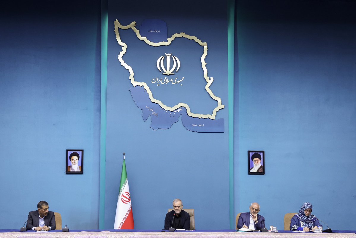 PadDolat's tweet image. جمعی از اعضای جبهه اصلاحات ایران با رئیس جمهور #پزشکیان دیدار و گفتوگو کردند.