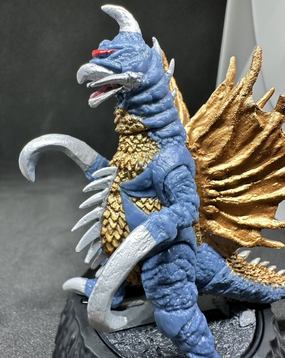 mt401218's tweet image. ガイガン
ガイガン狙いで回して、一発ゲットw
結構前に出た商品の再販らしい。
カプセルを利用したジオラマというかステージというか…とにかく飾り難い!
逆に邪魔!!