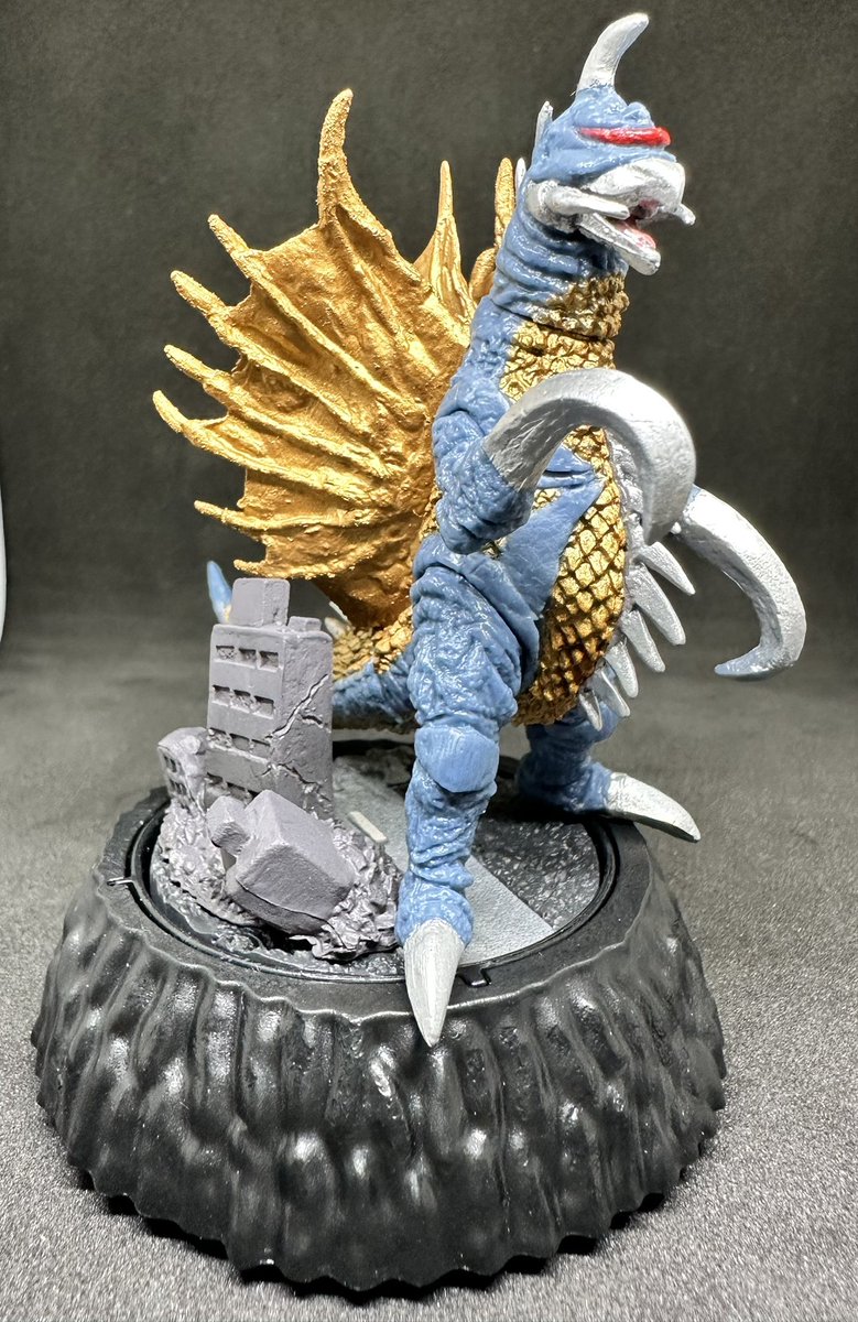 mt401218's tweet image. ガイガン
ガイガン狙いで回して、一発ゲットw
結構前に出た商品の再販らしい。
カプセルを利用したジオラマというかステージというか…とにかく飾り難い!
逆に邪魔!!