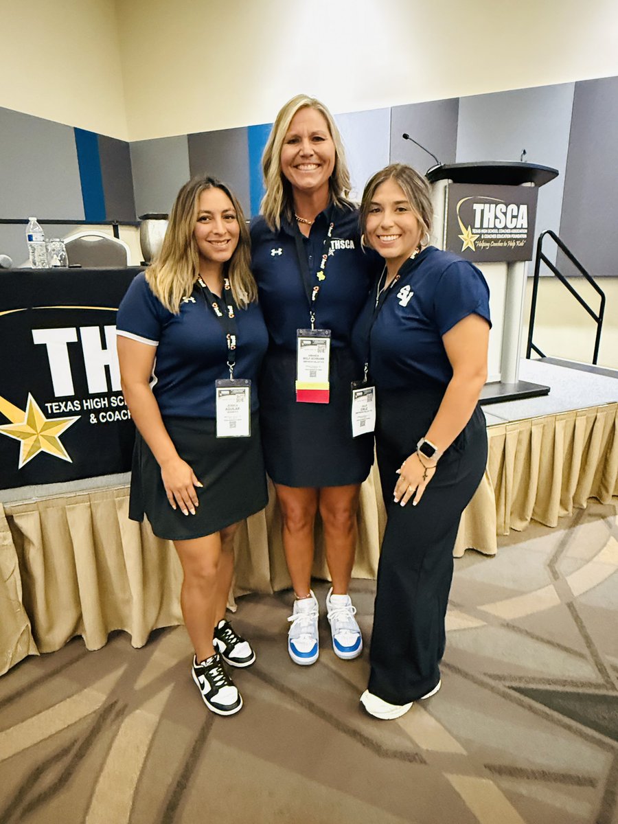 Valley girls!! <a href="/CoachAwolf/">Amanda Wolf-Schramm 👆💙</a> <a href="/_JessicaAguilar/">Jessica Aguilar</a> <a href="/cruzjulia786/">Julia</a>