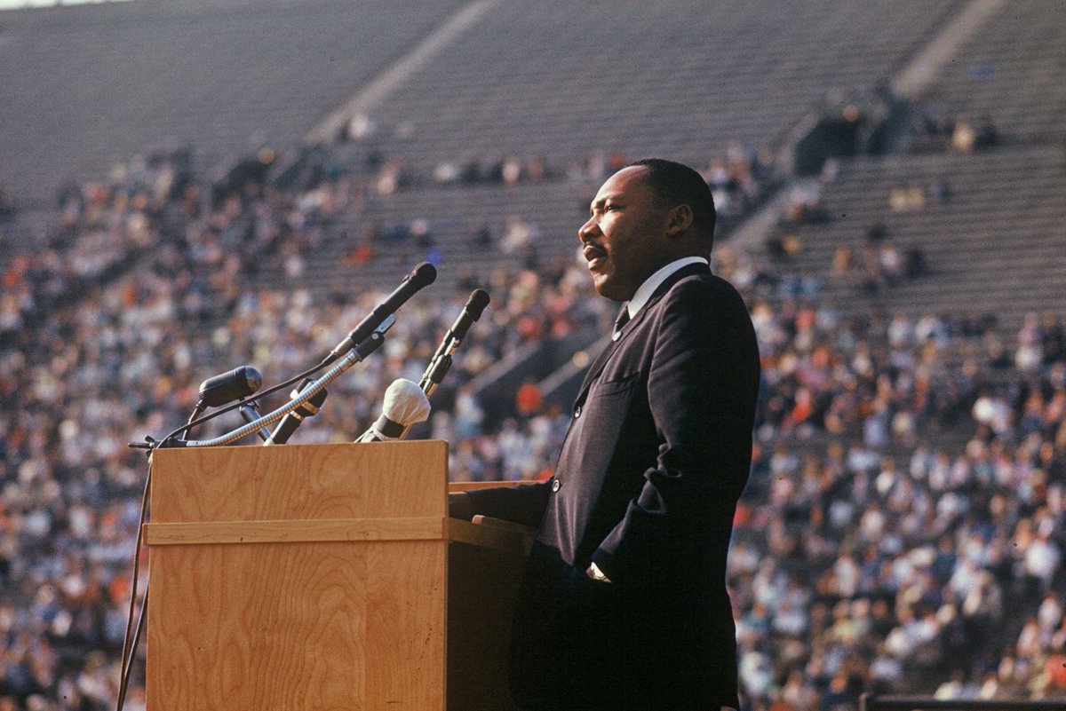 DSocialista_'s tweet image. EE.UU. publica 230.000 páginas sobre el asesinato de Martin Luther King Jr.
Incluyen informes del FBI, memorandos internos y testimonios carcelarios, sin revelar datos inéditos sobre la implicación de agencias estatales; los King exigen cautela.
🔗diariosocialista.net/2025/07/22/ee-…