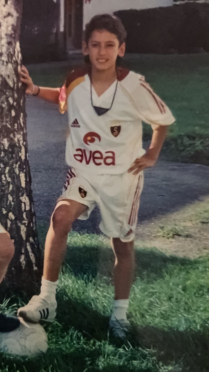 Hakan Çalhanoğlu Galatasaray formasıyla olan fotoğrafıyla ilgili konuştu.

"Babam ciddi bir Galatasaraylı, ailede tek Fenerbahçeli bendim. Zorla o formayı giydirip fotoğrafımı çektiler. Twitter paylaşımımı da babam yaptı, beni Galatasaray formasıyla görmeyi çok istiyordu."