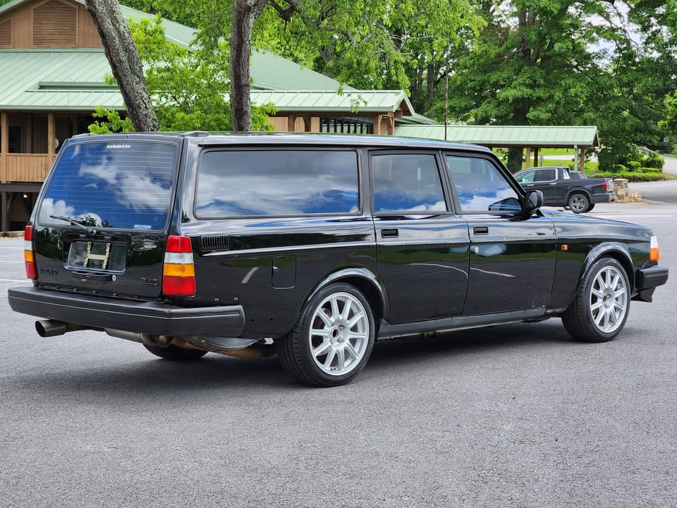 drivertodriver's tweet image. 1993 Volvo 240: Moderately Modified, 300hp 2.3L Turbocharged Inline 4, RWD, Automatic. drivertodriver.com/car/-OR-CmAlyn…