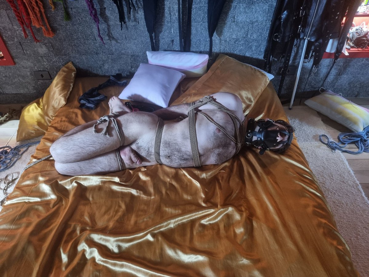 After 4h tightly hogtied, I made him cum and then left him hogtied for another hour...🤷😜😈
Go see the gallery and video on my JFF