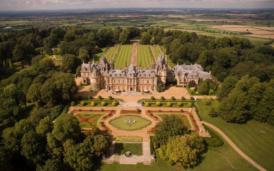 ExperienceOx's tweet image. Explore @WaddesdonManor's formal Victorian gardens and rolling parkland, sweeping landscapes and the ornate Rococo-style Aviary. π°π
Find out more β‘ bit.ly/3P4tNXl
#WaddesdonManor