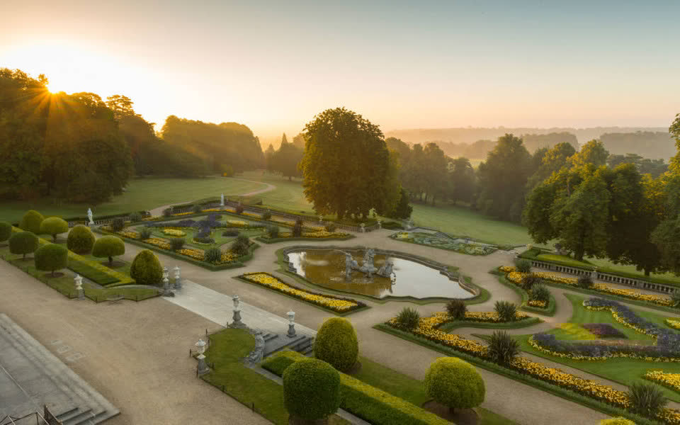 ExperienceOx's tweet image. Explore @WaddesdonManor's formal Victorian gardens and rolling parkland, sweeping landscapes and the ornate Rococo-style Aviary. π°π
Find out more β‘ bit.ly/3P4tNXl
#WaddesdonManor
